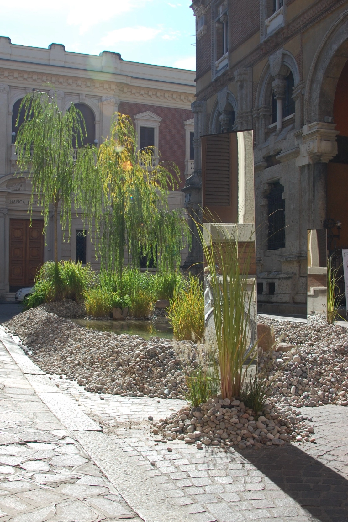 installazione 2022: il laghetto con ciottoli di fiume in via Goito