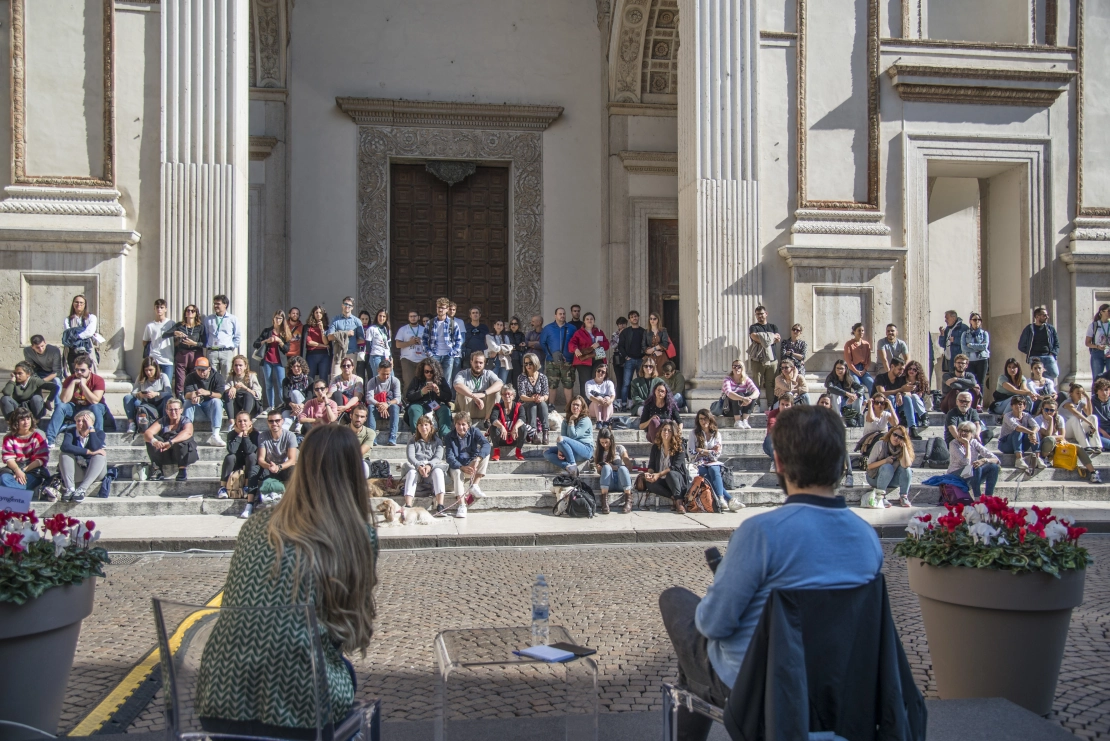 Piazza Mantegna gremita di persone durante un'incontro del Festival