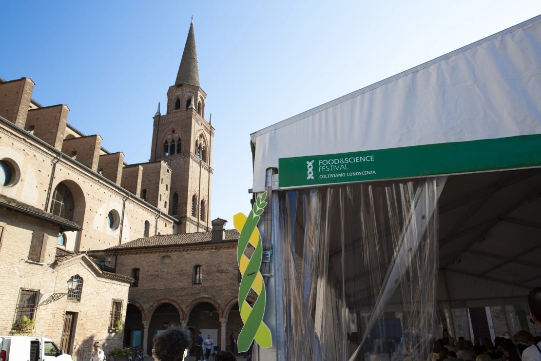 vista della tensostruttura per le conferenze in piazza Alberti