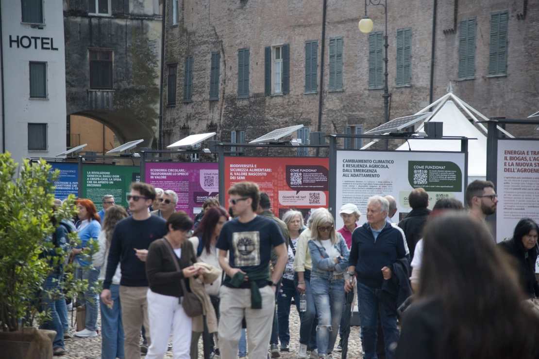 folla in piazza Sordello durante il Festival