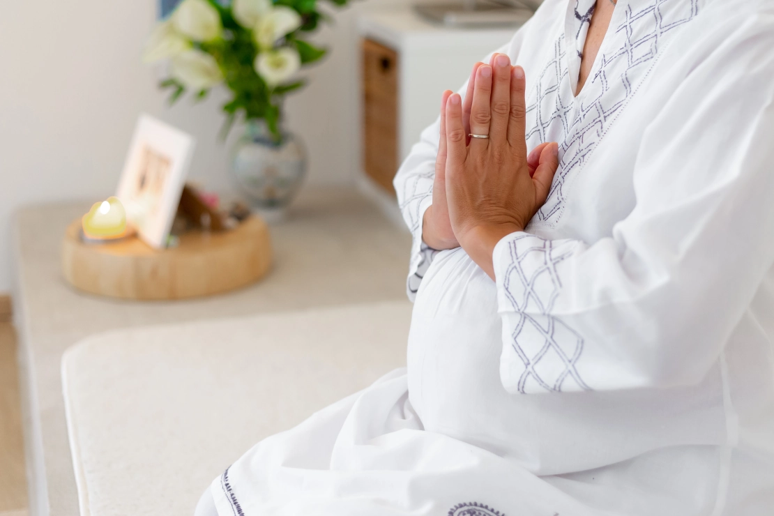 donna incinta che pratica il kundalini yoga