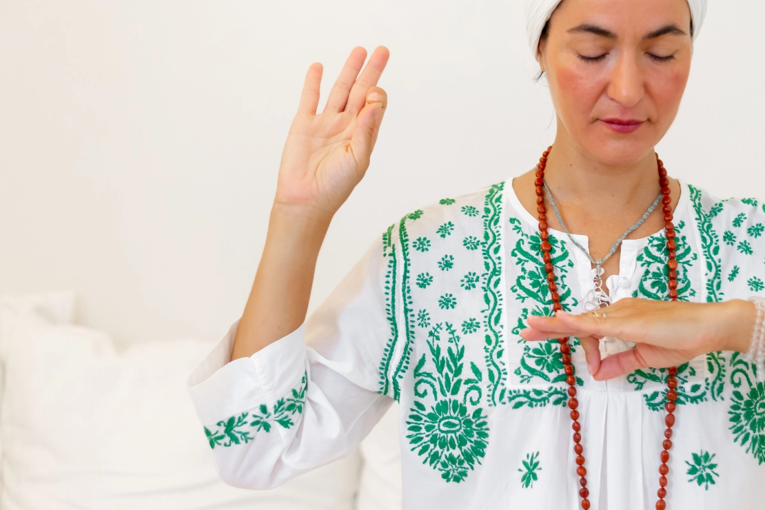 dettaglio viso in posizione yoga